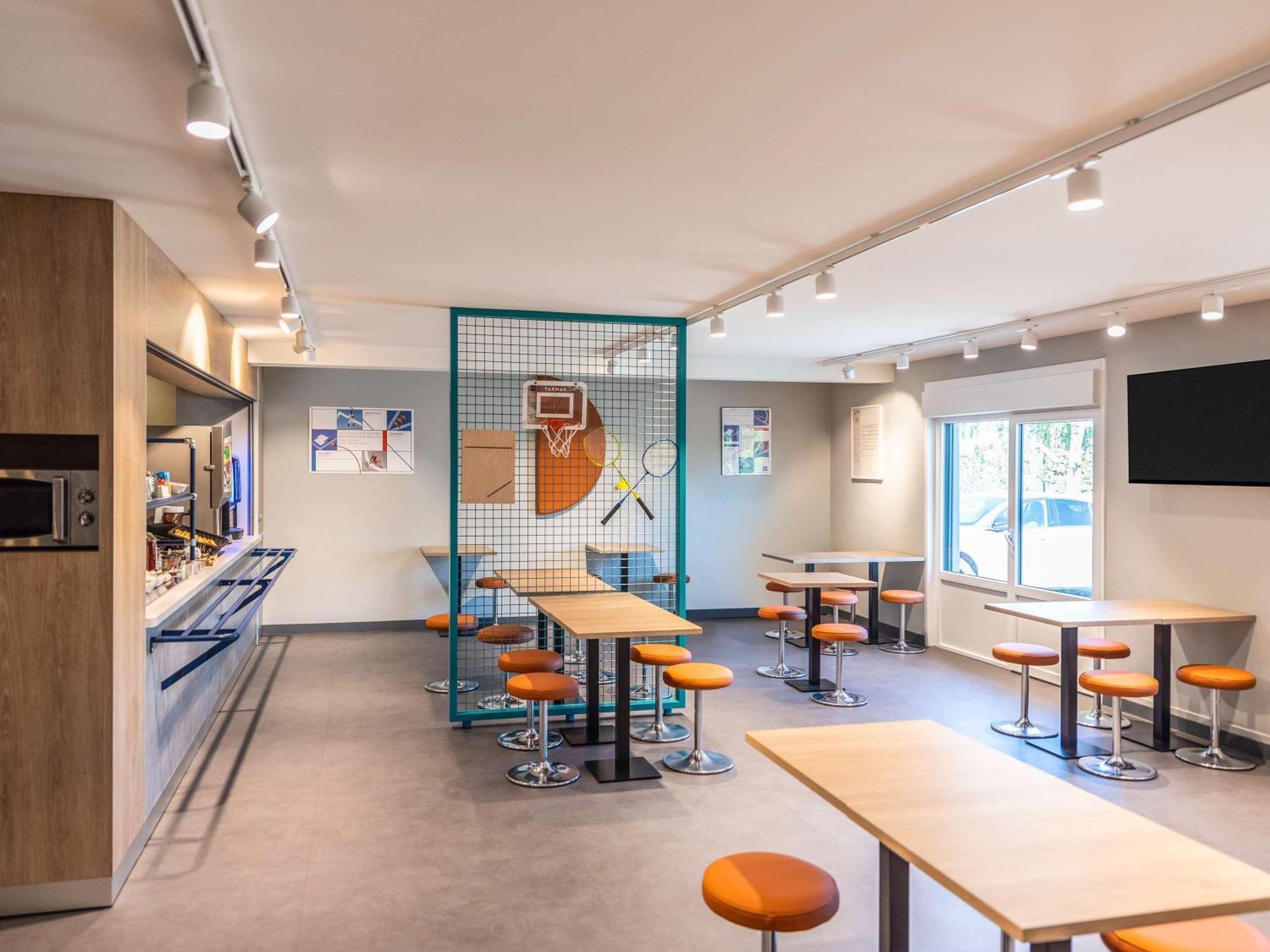 Ibis Budget Villefranche Limas Exterior photo
